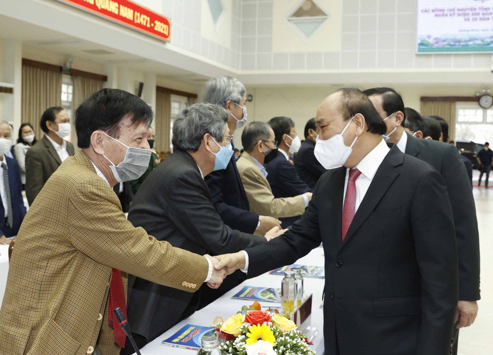 Chủ tịch nước Nguyễn Xuân Phúc với các đại biểu dự buổi gặp mặt. (Ảnh: Thống Nhất/TTXVN)