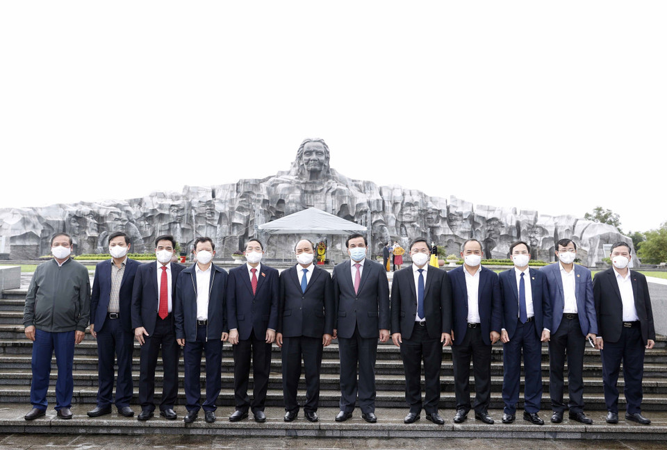 Chủ tịch nước Nguyễn Xuân Phúc cùng đoàn công tác chụp ảnh lưu niệm tại Tượng đài Bà mẹ Việt Nam anh hùng. (Ảnh: Thống Nhất/TTXVN)