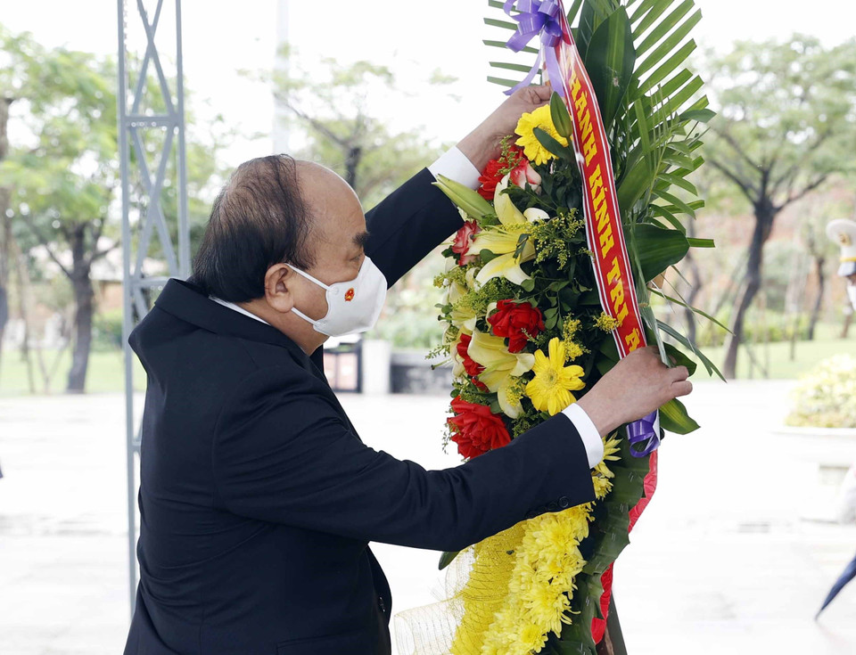 Chủ tịch nước Nguyễn Xuân Phúc dâng hoa tại Tượng đài Bà mẹ Việt Nam anh hùng. (Ảnh: Thống Nhất/TTXVN)