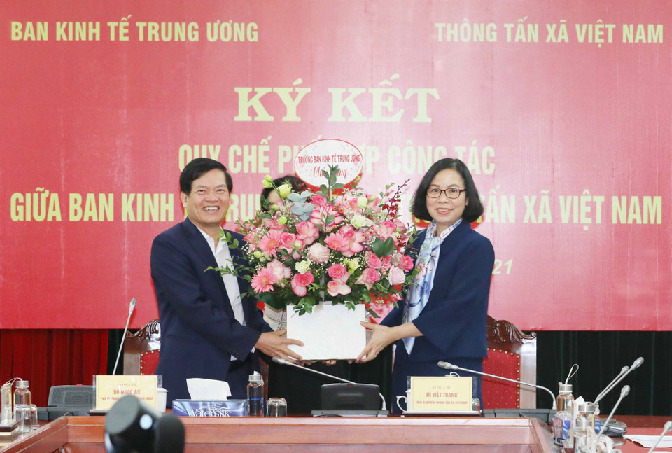 Ông Đỗ Ngọc An, Phó Trưởng Ban Kinh tế Trung ương tặng hoa chúc mừng bà Vũ Việt Trang, Bí thư Đảng ủy, Tổng Giám đốc Thông tấn xã Việt Nam. (Ảnh: Phương Hoa/TTXVN)