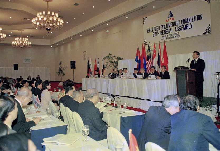 Chủ tịch Quốc hội Nông Đức Mạnh phát biểu tại Kỳ họp lần thứ 20 Đại hội đồng Tổ chức Liên nghị viện ASEAN (AIPO-20), ngày 19/9/1999. (Ảnh: Xuân Tuân/TTXVN)