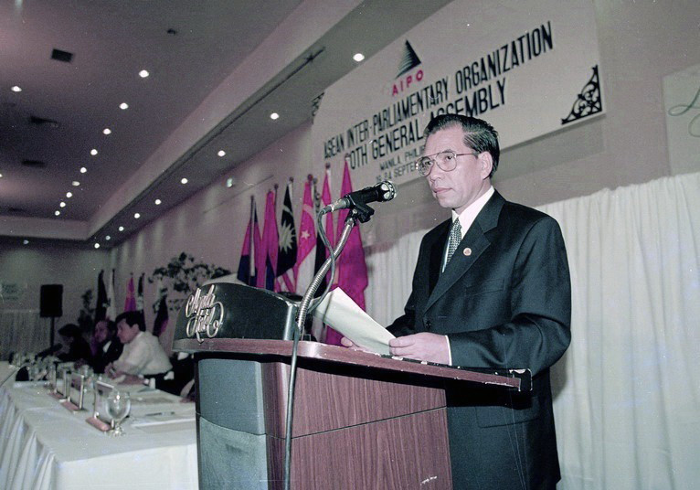 Chủ tịch Quốc hội Nông Đức Mạnh phát biểu tại Kỳ họp lần thứ 20 Đại hội đồng Tổ chức Liên nghị viện ASEAN (AIPO-20), ngày 19/9/1999. (Ảnh: Xuân Tuân/TTXVN)