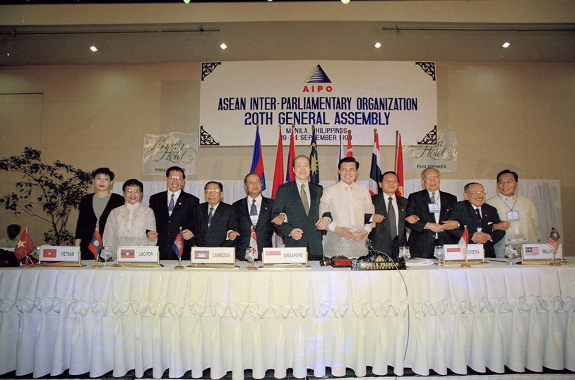 Chủ tịch Quốc hội Nông Đức Mạnh và các trưởng đoàn thể hiện tình đoàn kết tại lễ bế mạc AIPO-20, ngày 24/9/1999. (Ảnh: Xuân Tuân/TTXVN)