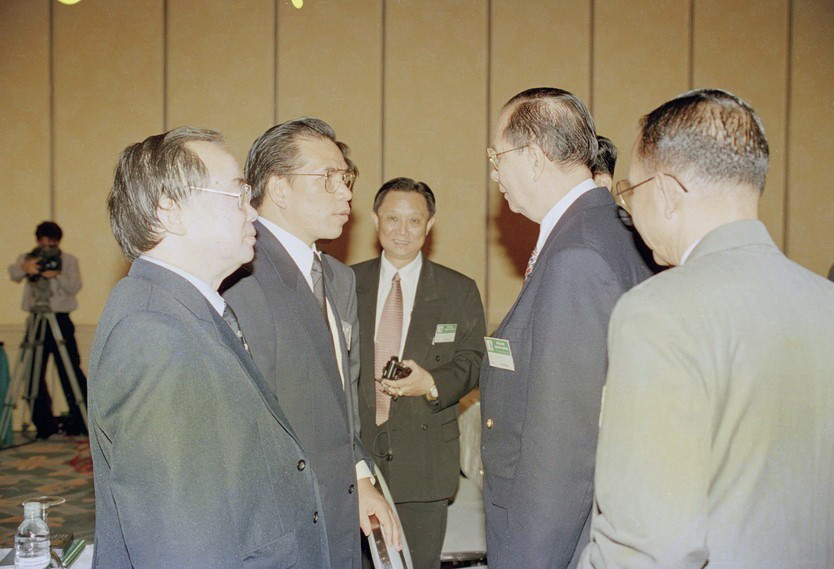 Chủ tịch Quốc hội Nông Đức Mạnh gặp gỡ đại biểu dự Hội nghị Ủy ban chuyên đề AIPO về “Vai trò cơ quan lập pháp các nước ASEAN trước cuộc khủng hoảng kinh tế-tài chính khu vực,” ngày 10/3/1999 tại Hà Nội. Hội nghị này một mặt tiếp tục khẳng định vị thế của Việt Nam trong AIPO, mặt khác thể hiện sự đóng góp tích cực của AIPO trong việc hỗ trợ Chính phủ các nước giải quyết những vấn đề thời sự của đất nước. (Ảnh: Minh Điền/TTXVN)