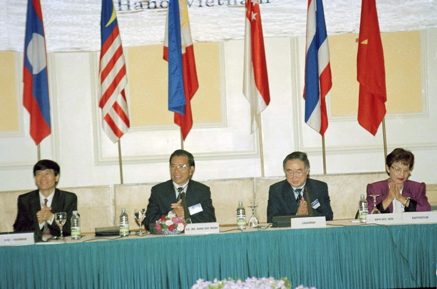 Sáng kiến tổ chức Hội nghị Ủy ban chuyên đề AIPO về “Vai trò cơ quan lập pháp các nước ASEAN trước cuộc khủng hoảng kinh tế - tài chính khu vực,” ngày 10/3/1999 tại Hà Nội, được AIPO lần đầu tiên chấp nhận có sự tham gia của một số nước không phải là thành viên AIPO. (Ảnh: Minh Điền/TTXVN)