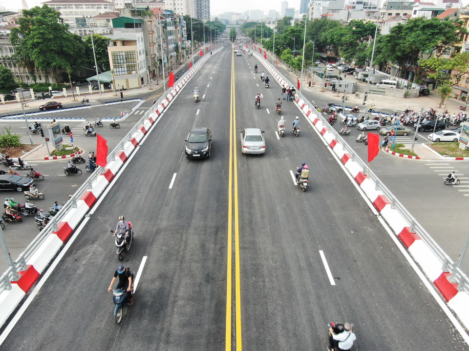 Việc hoàn thành công trình cầu vượt nút giao đường Hoàng Quốc Việt - Nguyễn Văn Huyên góp phần từng bước hoàn thiện mạng lưới giao thông theo quy hoạch, thúc đẩy phát triển kinh tế-xã hội Thành phố Hà Nội nói chung và khu vực các quận Cầu Giấy, Tây Hồ, Bắc Từ Liêm nói riêng. (Ảnh: Huy Hùng/TTXVN)