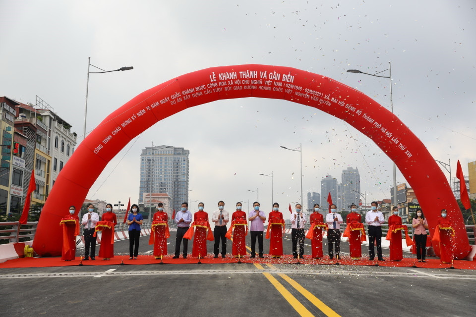 Ủy viên Bộ Chính trị, Bí thư Thành ủy Hà Nội Vương Đình Huệ và các đại biểu thực hiện nghi thức cắt băng khánh thành công trình. (Ảnh: Huy Hùng/TTXVN)