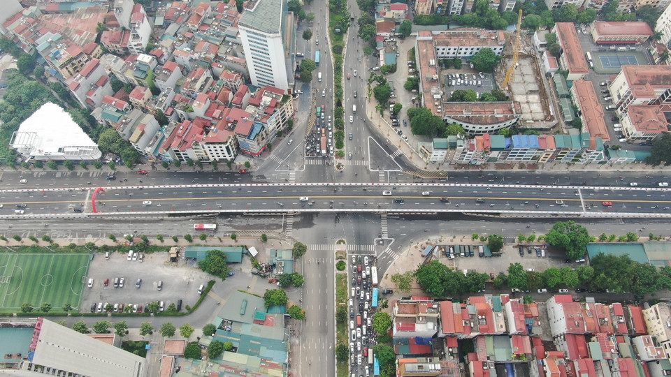 Dự án xây dựng cầu vượt nút giao đường Hoàng Quốc Việt-Nguyễn Văn Huyên được thực hiện theo quy hoạch đường Vành đai 2,5. (Ảnh: Huy Hùng/TTXVN)