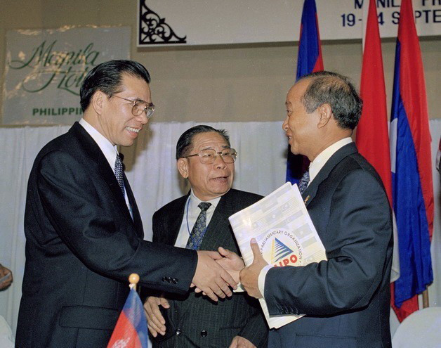 Chủ tịch Quốc hội Nông Đức Mạnh chúc mừng Chủ tich Quốc hội Campuchia, Hoàng thân Norodom Ranariddh, khi Campuchia trở thành thành viên chính thức của AIPO, tại phiên khai mạc AIPO-20, ngày 19/9/1999. (Ảnh: Xuân Tuân/TTXVN)