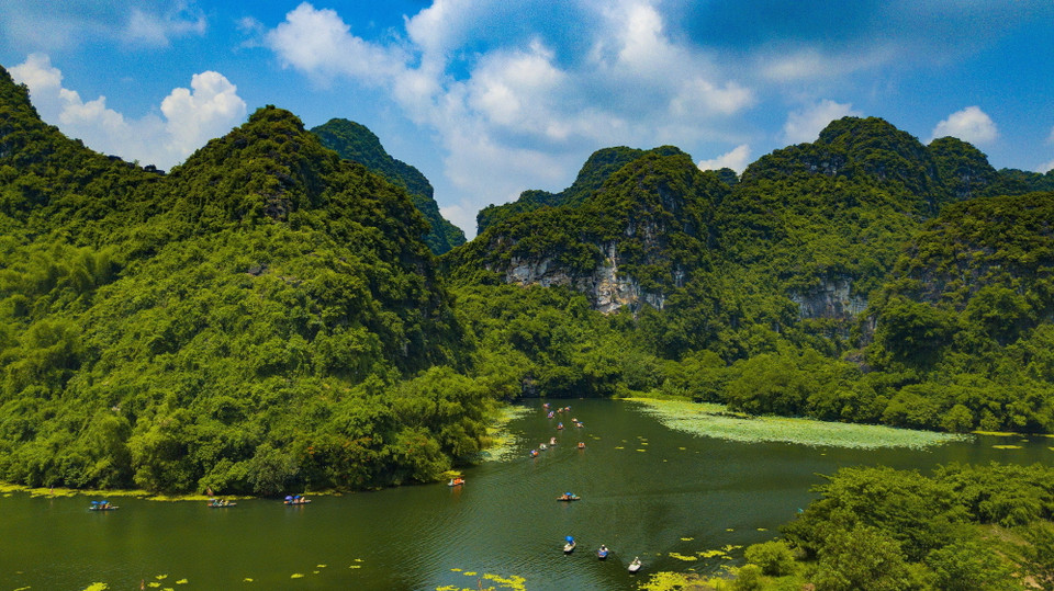 Những rặng núi đá vôi hùng vỹ, trùng trùng điệp điệp, ôm trọn các thung sâu ngập nước. (Ảnh: Minh Đức/TTXVN)