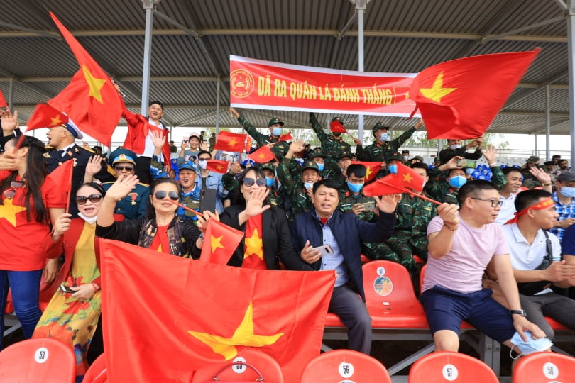 Không khí cổ vũ kíp tăng số hai của Đội tăng Việt Nam chuẩn bị thi đấu trong chiều 28/8.