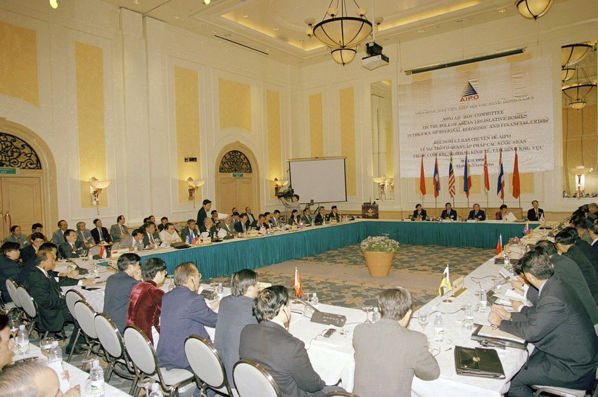 Việc tổ chức thành công Hội nghị Ủy ban chuyên đề AIPO về “Vai trò cơ quan lập pháp các nước ASEAN trước cuộc khủng hoảng kinh tế-tài chính khu vực," ngày 10/3/1999 tại Hà Nội một mặt tiếp tục khẳng định vị thế của Việt Nam trong AIPO, mặt khác thể hiện sự đóng góp tích cực của AIPO trong việc hỗ trợ Chính phủ các nước giải quyết những vấn đề thời sự của đất nước. (Ảnh: Minh Điền/TTXVN)