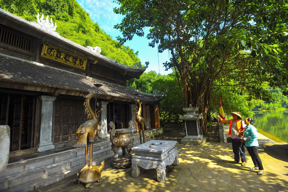 Du khách tham quan đền Trình trong quần thể danh thắng Tràng An. (Ảnh: Minh Đức/TTXVN)