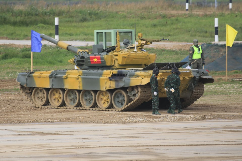 Kíp xe tăng số 2 của Việt Nam chuẩn bị cho bài thi.