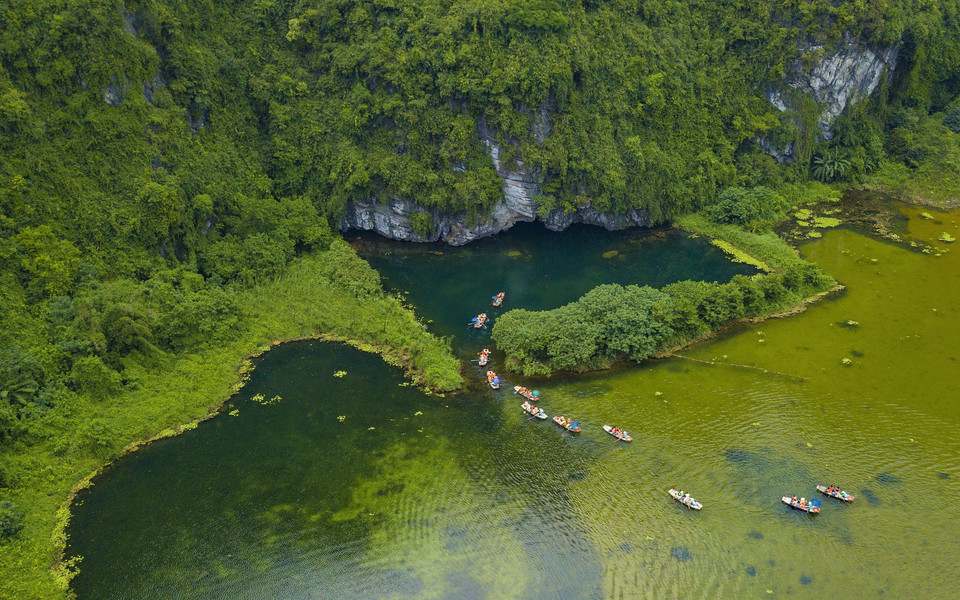 Những rặng núi đá vôi hùng vỹ, trùng trùng điệp điệp, ôm trọn các thung sâu ngập nước. (Ảnh: Minh Đức/TTXVN)