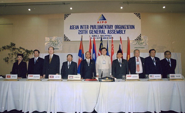 Các trưởng đoàn đại biểu Quốc hội các nước thành viên AIPO dự khai mạc Kỳ họp lần thứ 20 Đại hội đồng Tổ chức Liên nghị viện ASEAN (AIPO-20), ngày 19/9/1999. (Ảnh: Xuân Tuân/TTXVN) 