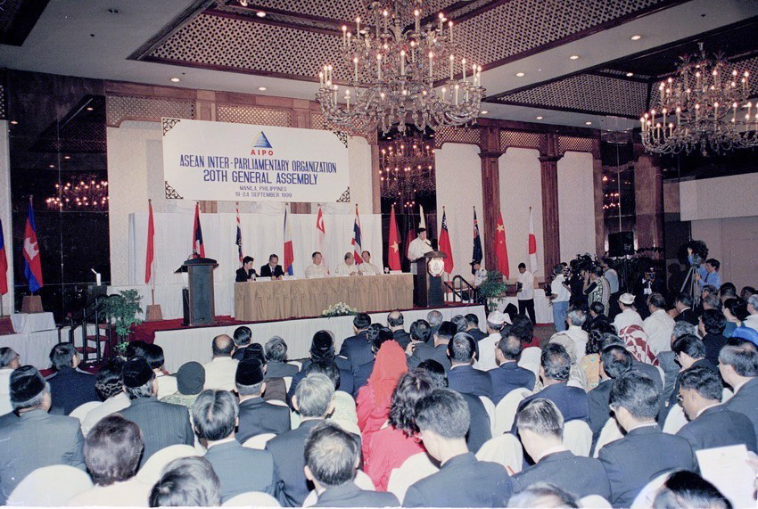 Chủ tịch Hạ viện Philippines, Chủ tịch AIPO-20 Manuel Villar phát biểu khai mạc Kỳ họp lần thứ 20 Đại hội đồng Tổ chức Liên nghị viện ASEAN (AIPO-20), ngày 19/9/1999. (Ảnh: Xuân Tuân/TTXVN)