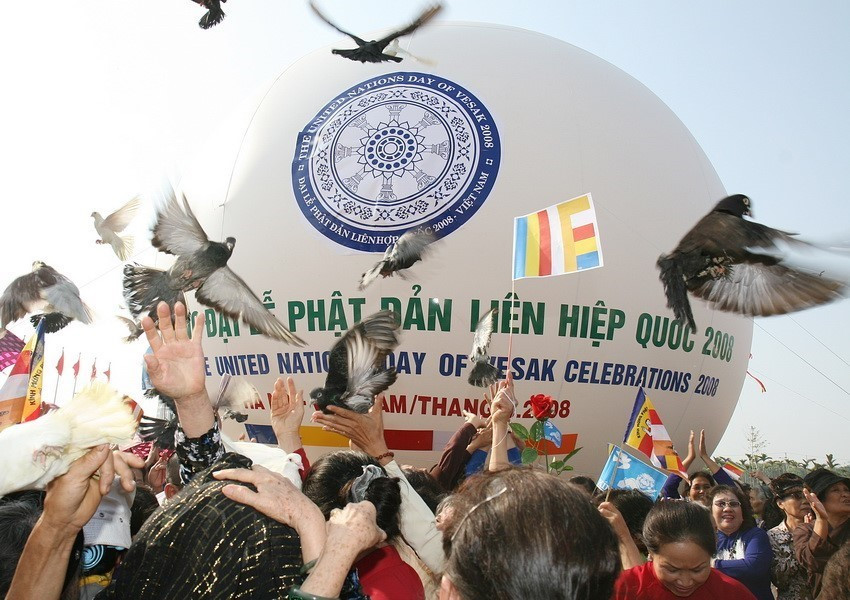 Thả chim cầu nguyện hòa bình tại lễ thượng cờ Đại lễ Phật đản Liên hợp quốc năm 2008 tổ chức tại Hà Nội. (Ảnh: Thống Nhất/TTXVN)