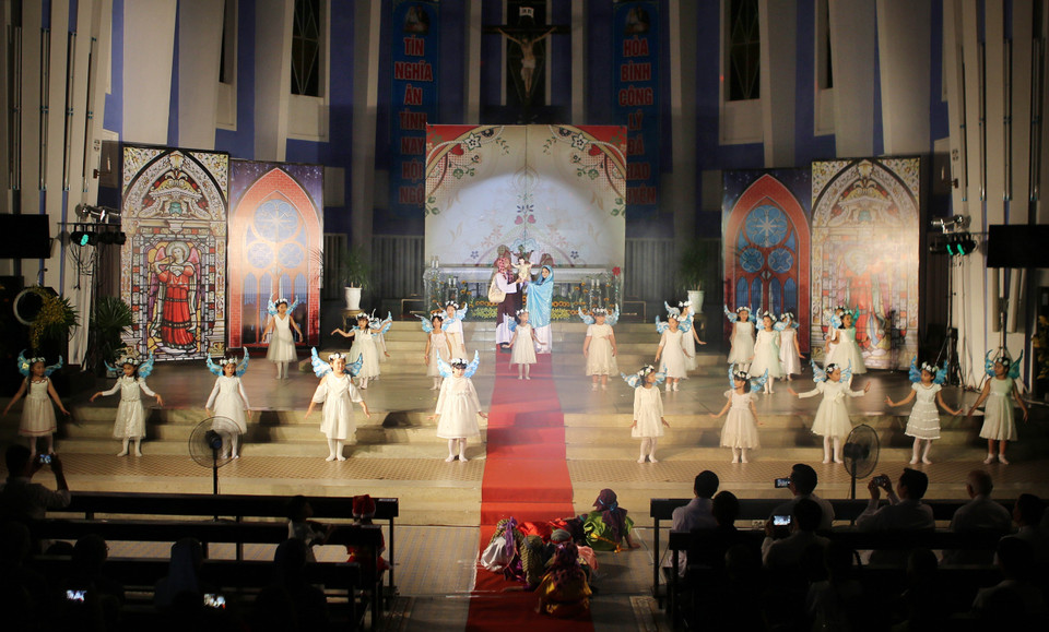 Lễ đón mừng Giáng sinh 2019 tại Nhà thờ Dòng chúa cứu thế tại tỉnh Thừa Thiên-Huế. (Ảnh: Hồ Cầu/TTXVN)