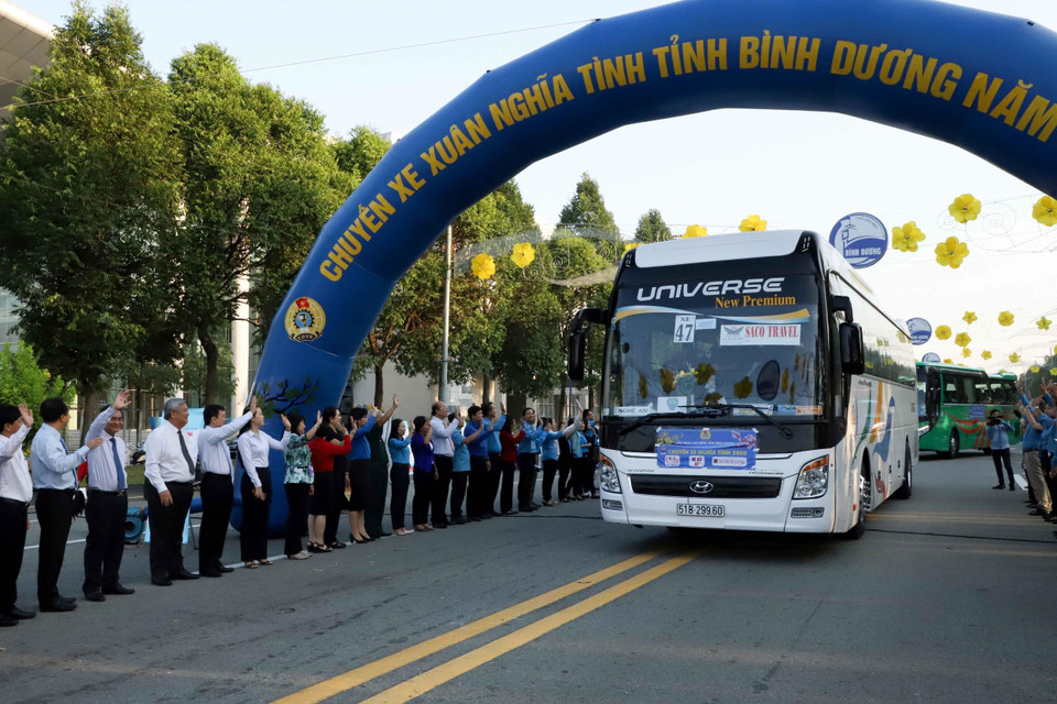  Chuyến xe Xuân nghĩa tình đưa hơn 1.000 công nhân lao động khó khăn về quê ăn Tết Nguyên đán Canh Tý 2020 do Liên đoàn Lao động tỉnh Bình Dương tổ chức. (Ảnh: Nguyễn Văn Việt/TTXVN)