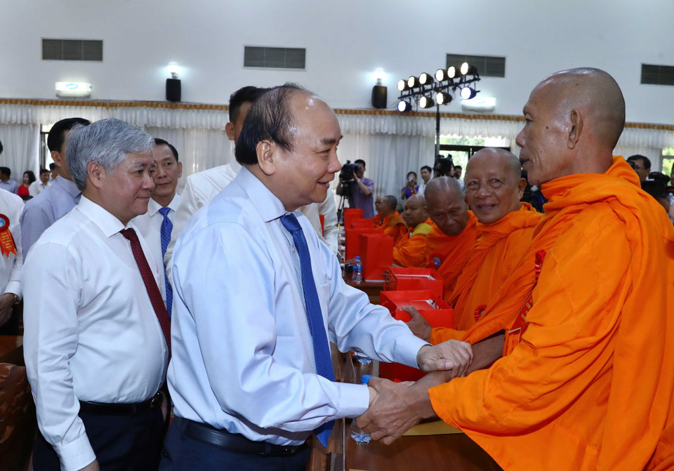 Thủ tướng Nguyễn Xuân Phúc gặp gỡ các đại biểu tại buổi Họp mặt các đại biểu tiêu biểu dân tộc Khmer nhân dịp Tết cổ truyền Chôl Chnăm Thmây 2019. (Ảnh: Thống Nhất/TTXVN)