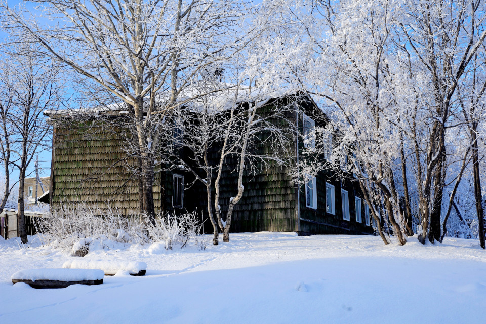 Khung cảnh ấn tượng của làng quê Kamchatka trong mùa đông lạnh giá. (Ảnh: Trần Hiếu/TTXVN)