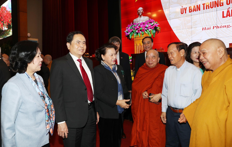 Chủ tịch Quốc hội Nguyễn Thị Kim Ngân, Trưởng Ban Dân vận Trung ương Trương Thị Mai, Chủ tịch Ủy ban Trung ương MTTQ Việt Nam Trần Thanh Mẫn cùng các đại biểu, các chức sắc, tôn giáo dự Hội nghị Ủy ban Trung ương Mặt trận Tổ quốc Việt Nam lần thứ II (Khóa IX). (Ảnh: Trọng Đức/TTXVN)