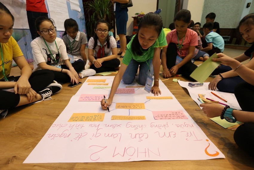 Trẻ em trao đổi, thảo luận và trình bày nội dung vấn đề được giao tại tổ tại Diễn đàn Trẻ em quốc gia lần thứ 5 - năm 2017 với chủ đề Trẻ em với vấn đề phòng, chống bạo lực, xâm hại trẻ em. (Ảnh: Anh Tuấn/TTXVN)