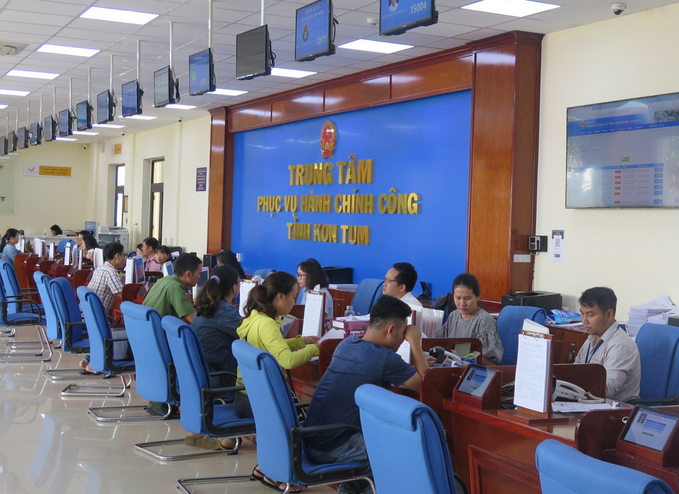Hoạt động tiếp nhận và trả hồ sơ tại Trung tâm phục vụ hành chính công tỉnh Kon Tum. Bộ phận này sẽ góp phần đẩy mạnh cải cách thủ tục hành chính và cải thiện chỉ số Cải cách hành chính của tỉnh Kon Tum, khi chỉ số này của tỉnh chỉ xếp thứ 59/63 tỉnh thành trong năm 2019. (Ảnh: Dư Toán/TTXVN) 