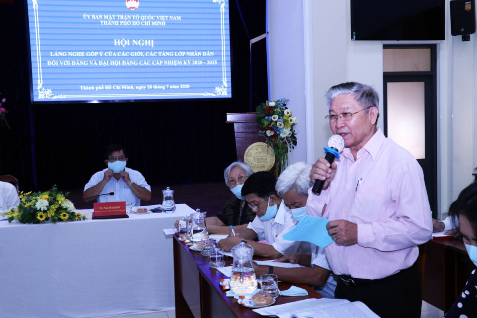 Mục sư Nguyễn Thế Hiển, Trưởng Ban đại diện của Hội thánh Tin lành miền Nam (Việt Nam) tại Thành phố Hồ Chí Minh, góp ý về vấn đề phát triển văn hóa dân tộc tại Hội nghị lắng nghe ý kiến của các giới, các tầng lớp nhân dân Thành phố đối với Đảng và Đại hội Đảng các cấp nhiệm kỳ 2020-2025 do Ủy ban Mặt trận Tổ quốc Việt Nam Thành phố Hồ Chí Minh tổ chức. (Ảnh: Xuân Khu/TTXVN)