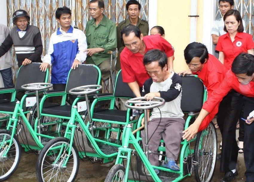 Hội Chữ thập Đỏ tỉnh Quảng Trị tổ chức trao 140 xe lăn và 50 xe lắc do Công ty TNHH liên doanh Phú Mỹ Hưng và Quỹ hỗ trợ cộng đồng Lawrence S.Ting tài trợ cho người khuyết tật trong tỉnh 16/11/2012). (Ảnh: Hồ Cầu/TTXVN)