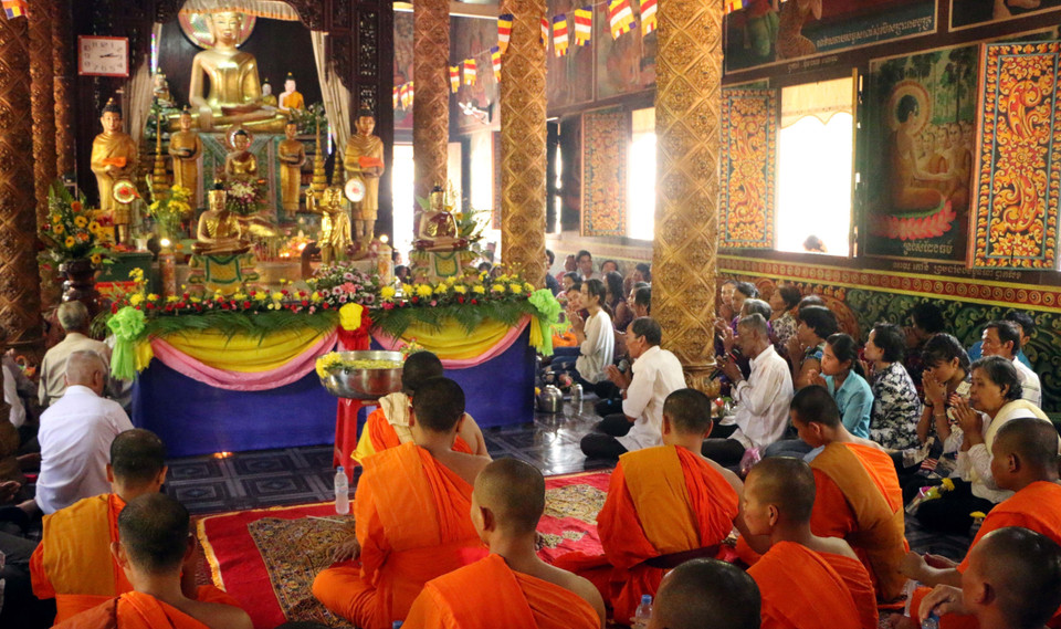 Trong những năm qua, Việt Nam luôn là một trong những nước đi đầu và bền bỉ trong thực hiện Tuyên ngôn nhân quyền. Việt Nam đã không ngừng nỗ lực hoàn thiện hệ thống pháp luật, chính sách về tín ngưỡng, tôn giáo... Sinh hoạt tín ngưỡng, tôn giáo của người dân được bảo đảm với hàng nghìn lễ hội, hoạt động tín ngưỡng, tôn giáo hằng năm. Trong ảnh: Sư sãi và bà con Phật tử Khmer tụng kinh trước khi làm Nghi lễ tắm Phật trong Tết Chôl Chnăm Thmây của đồng bào Khmer ở Sóc Trăng Sóc Trăng. (Ảnh: Trung Hiếu/TTXVN)