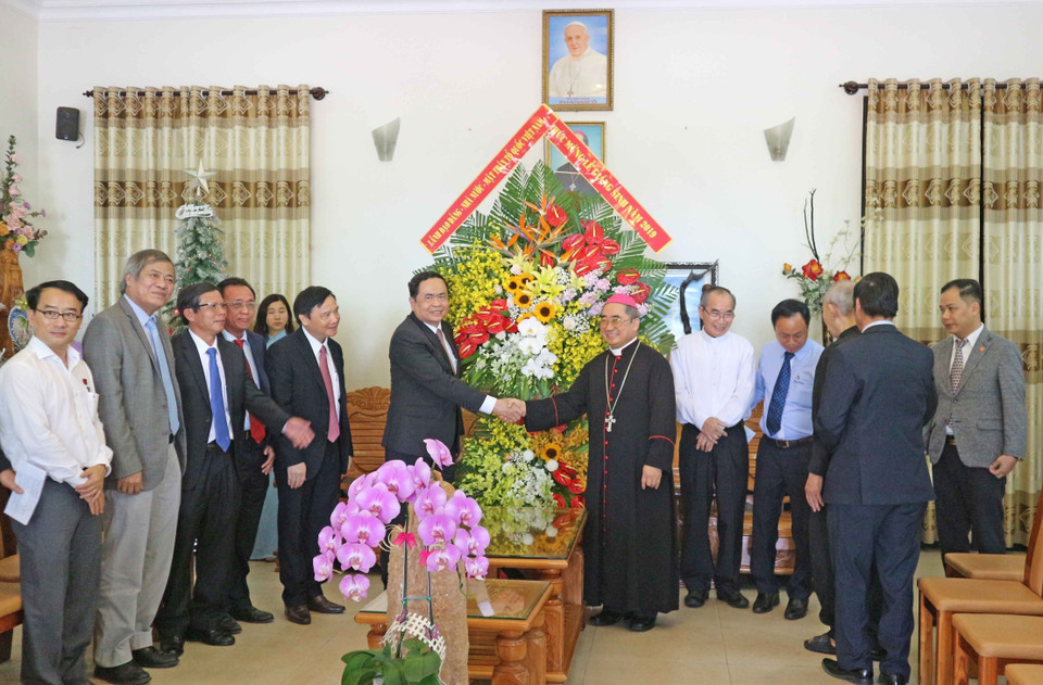 Chủ tịch Ủy ban Trung ương Mặt trân Tổ quốc Việt Nam Trần Thanh Mẫn cùng đoàn công tác chúc mừng lễ Giáng sinh 2019 tới Giám mục Giáo phận Nha Trang Võ Đức Minh. (Ảnh: Nguyễn Dũng/TTXVN)