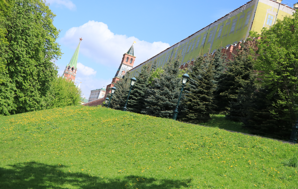 Với tổng diện tích lên tới 28ha, Điện Kremlin là pháo đài lớn nhất còn hoạt động ở châu Âu. Đến tham quan quần thể Điện Kremlin, khách du lịch không chỉ được chiêm ngưỡng các công trình kiến trúc đồ sộ mà còn thỏa sức tận hưởng không gian tươi đẹp của cây cối, sắc hoa. (Ảnh: Hùng Võ/Vietnam+)
