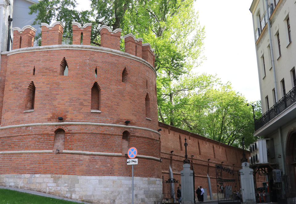 Bức tường thành bao quanh Điện Kremlin được ốp bằng gạch đỏ với chiều dài 2.235m, bề dày tường từ 3,5m đến 9m. (Ảnh: Hùng Võ/Vietnam+)