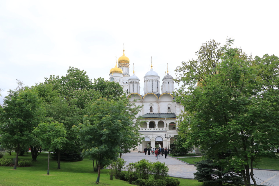 Đại Cung Điện Kremlin có chiều dài 125 mét, cao 47 mét với tổng diện tích sàn là 25.000 mét vuông. Từ bên ngoài, cung điện gây ấn tượng với tòa nhà ba tầng hoành tráng. Nơi đây là tổ hợp pháo đài kiên cố, bao gồm các cung điện, nhà thờ, viện bảo tàng, tường thành và cả các tháp canh. (Ảnh: Hùng Võ/Vietnam+)