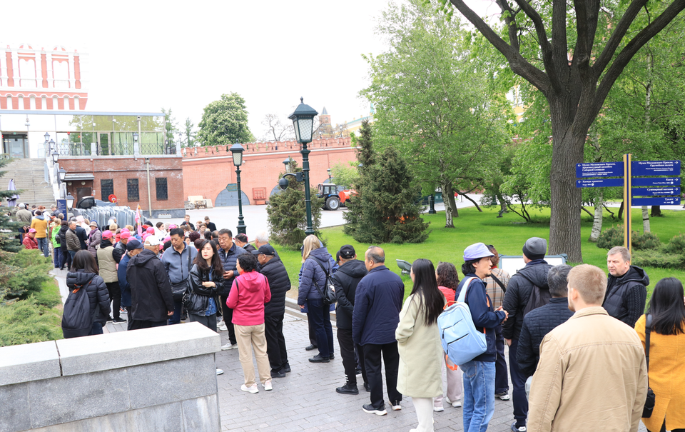 Mỗi ngày có hàng nghìn người tới tham quan, chiêm ngưỡng quần thể Điện Kremlin. (Ảnh: Hùng Võ/Vietnam+)