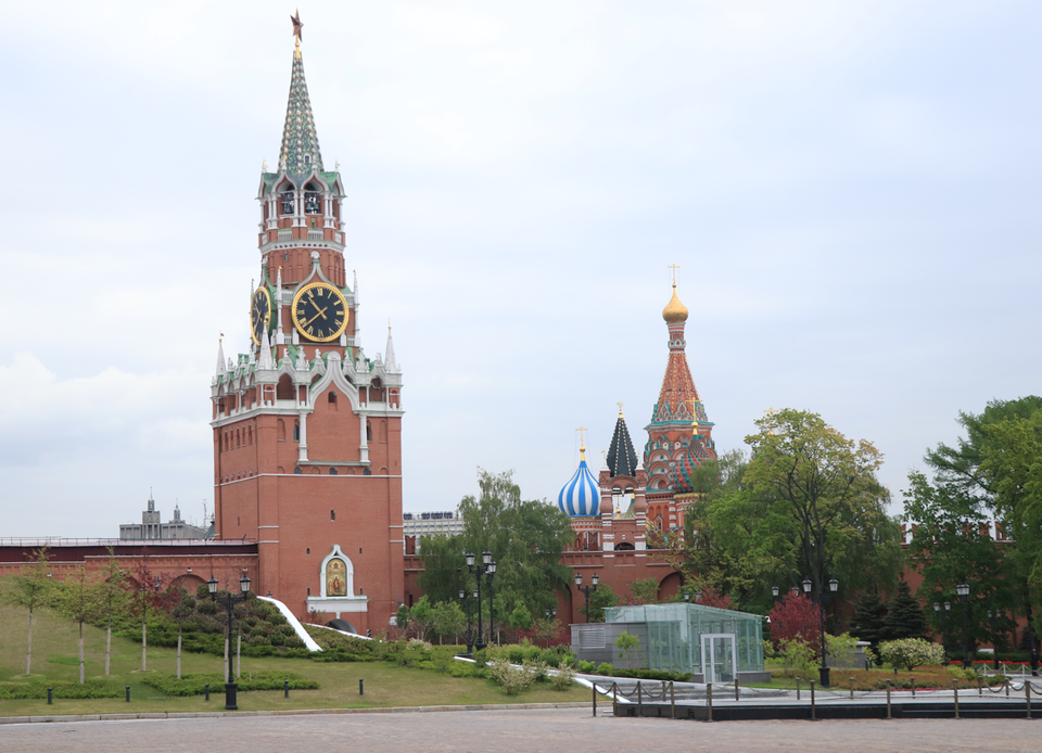 Tọa lạc ở trung tâm Quảng trường Đỏ của Thủ đô Moskva (Nga), quần thể Điện Kremlin được ngăn cách bởi một con hào dài 30m và bao gồm 5 cung điện, 4 nhà thờ lớn, các bức tường bao quanh cùng 20 ngọn tháp. (Ảnh: Hùng Võ/Vietnam+)
