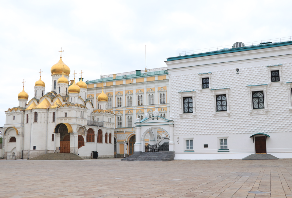 Đại Cung Điện Kremlin cũng là nơi thường xuất hiện trong buổi lễ nhậm chức của các đời tổng thống Nga với khung cảnh mái vòm, trải thảm đỏ, cửa trước của cung điện hướng ra sông Moskva. (Ảnh: Hùng Võ/Vietnam+)