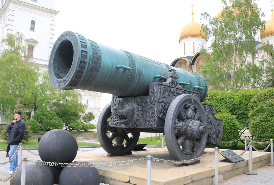 Điện Kremlin ở Moscow cũng tự hào là nơi lưu giữ khẩu pháo lớn nhất thế giới với trọng lượng lên tới 40 tấn. Khẩu pháo này có tên gọi là Tsar Cannon với kích thước khổng lồ, nhưng chưa hề được sử dụng trong chiến tranh. (Ảnh: Hùng Võ/Vietnam+)