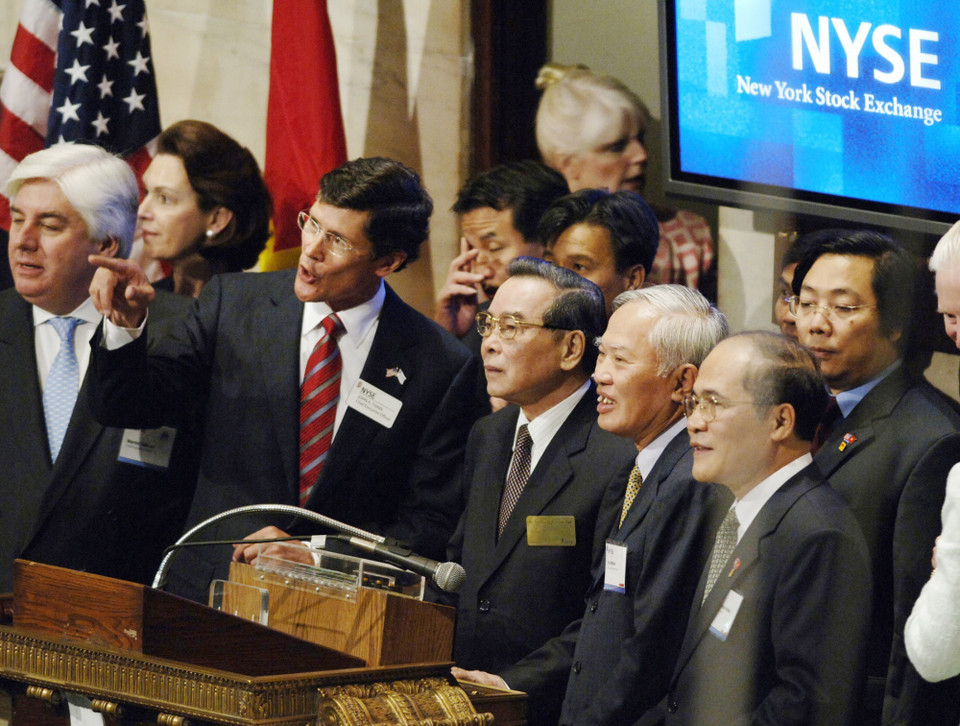 Thủ tướng Phan Văn Khải thăm Sàn giao dịch chứng khoán New York, trong chuyến thăm chính thức Hoa Kỳ từ ngày 19-25/6/2005. (Ảnh: AFP/TTXVN phát)