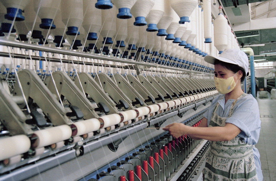 Tại Đại hội Đảng IX, Đảng đặc biệt chú trọng tới việc hoàn thiện các công cụ quản lý vĩ mô, nhất là đối với kinh tế Nhà nước, nhấn mạnh việc phát huy vai trò chủ đạo của kinh tế Nhà nước trong nền kinh tế quốc dân, coi đó là động lực vật chất quan trọng và là công cụ để Nhà nước định hướng và điều tiết vĩ mô nền kinh tế. Trong ảnh: Sản xuất sợi chất lượng cao ở Công ty Dệt Nam Định (2004). (Ảnh: Cẩm Bình/TTXVN)