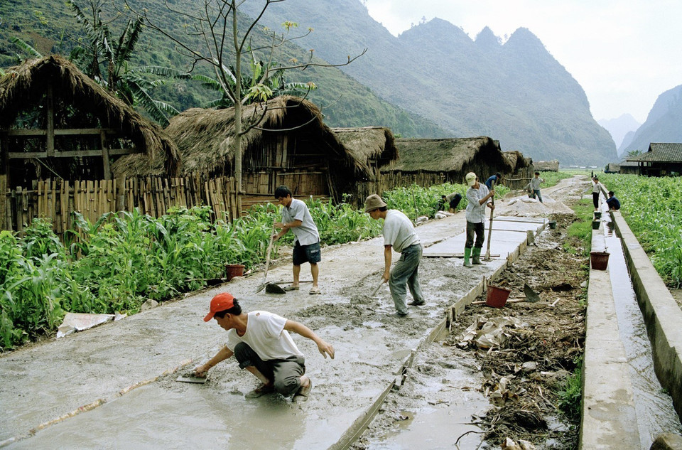 Nâng cấp đường vào trung tâm xã Sủng Là, huyện vùng cao Đồng Văn (Hà Giang) bằng nguồn vốn 135 (năm 2004). (Ảnh: Phùng Triệu/TTXVN)