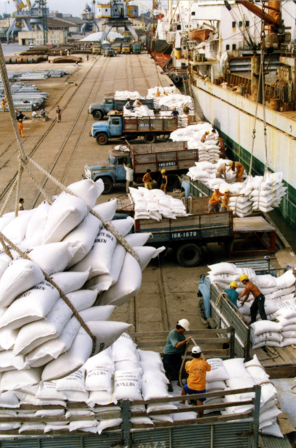 Việt Nam tiếp tục là nước xuất khẩu gạo lớn trên thế giới. Trong ảnh: Xuất khẩu gạo tại cảng Hải Phòng. (Ảnh: Nguyễn Thụ/TTXVN)