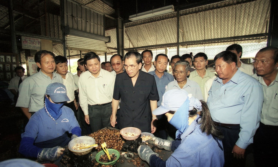 Tổng Bí thư Nông Đức Mạnh thăm Công ty Xuất khẩu nông sản Ninh Thuận, ngày 20/7/2003. (Ảnh: Xuân Tuân/TTXVN)