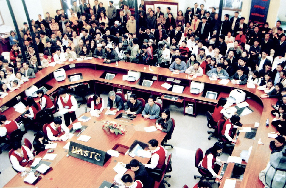 Phiên đấu giá cổ phần Nhà máy thủy điện Vĩnh Sơn Sông Hinh (Tổng Công ty điện lực Việt Nam), tại Trung tâm Giao dịch chứng khoán Hà Nội, ngày 10/3/2005. (Ảnh: Quang Hải/TTXVN)