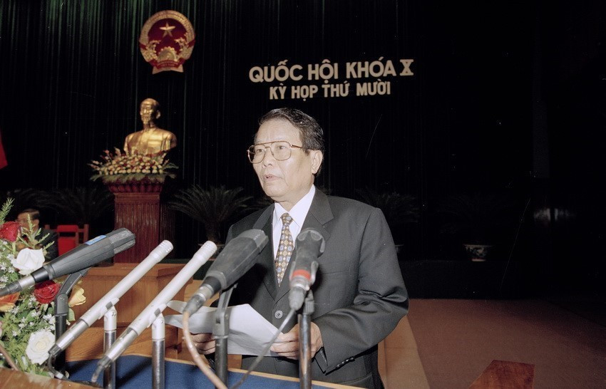 Chủ tịch nước Trần Đức Lương đọc Tờ trình về việc đề nghị Quốc hội phê chuẩn Hiệp định thương mại Việt Nam-Hoa Kỳ, tại Kỳ họp thứ mười, Quốc hội khóa X, ngày 23/11/2001. (Ảnh: Nhan Sáng/TTXVN)