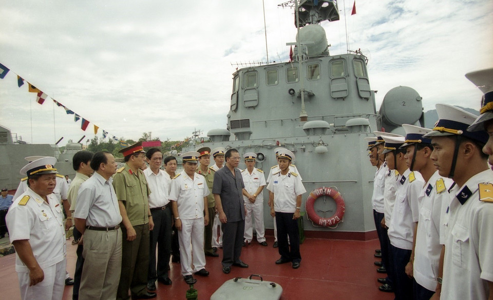 Tổng Bí thư Nông Đức Mạnh thăm cán bộ, chiến sỹ Vùng 4 Hải quân, tỉnh Khánh Hòa, ngày 24/7/2003. (Ảnh: Xuân Tuân/TTXVN)