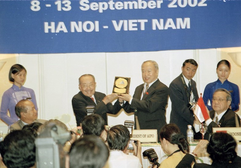 Chủ tịch Quốc hội, Chủ tịch AIPO-23 Nguyễn Văn An trao giải thưởng cho Giáo sư Prasop Ratanakorn (Thái Lan) tại phiên bế mạc AIPO 23, ngày 11/9/2002, tại Hà Nội. (Ảnh: Đức Tám/TTXVN)