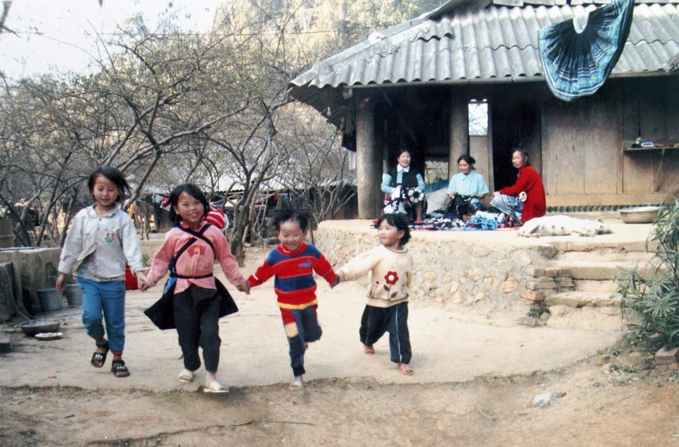 Đời sống văn hóa tinh thần của nhân dân huyện Mai Châu, tỉnh Hòa Bình ngày càng được cải thiện (2004). (Ảnh: Thanh Hà/TTXVN)